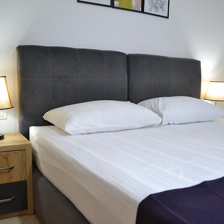 Seaview Gateway 2 Bedrooms Apartment & Garage Wlora Zewnętrze zdjęcie